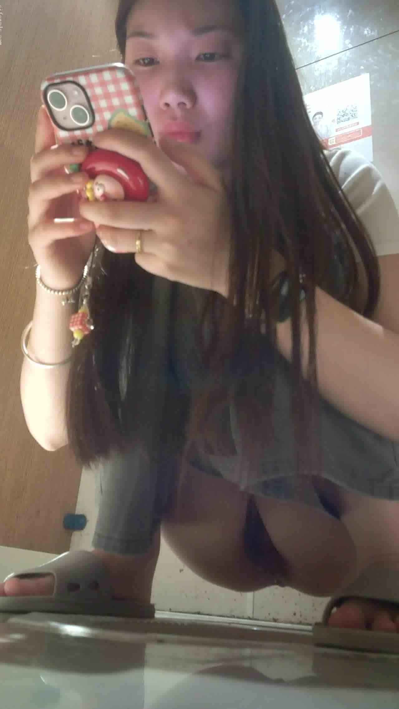  厕所偷拍小姐姐还在划手机 的剧照9