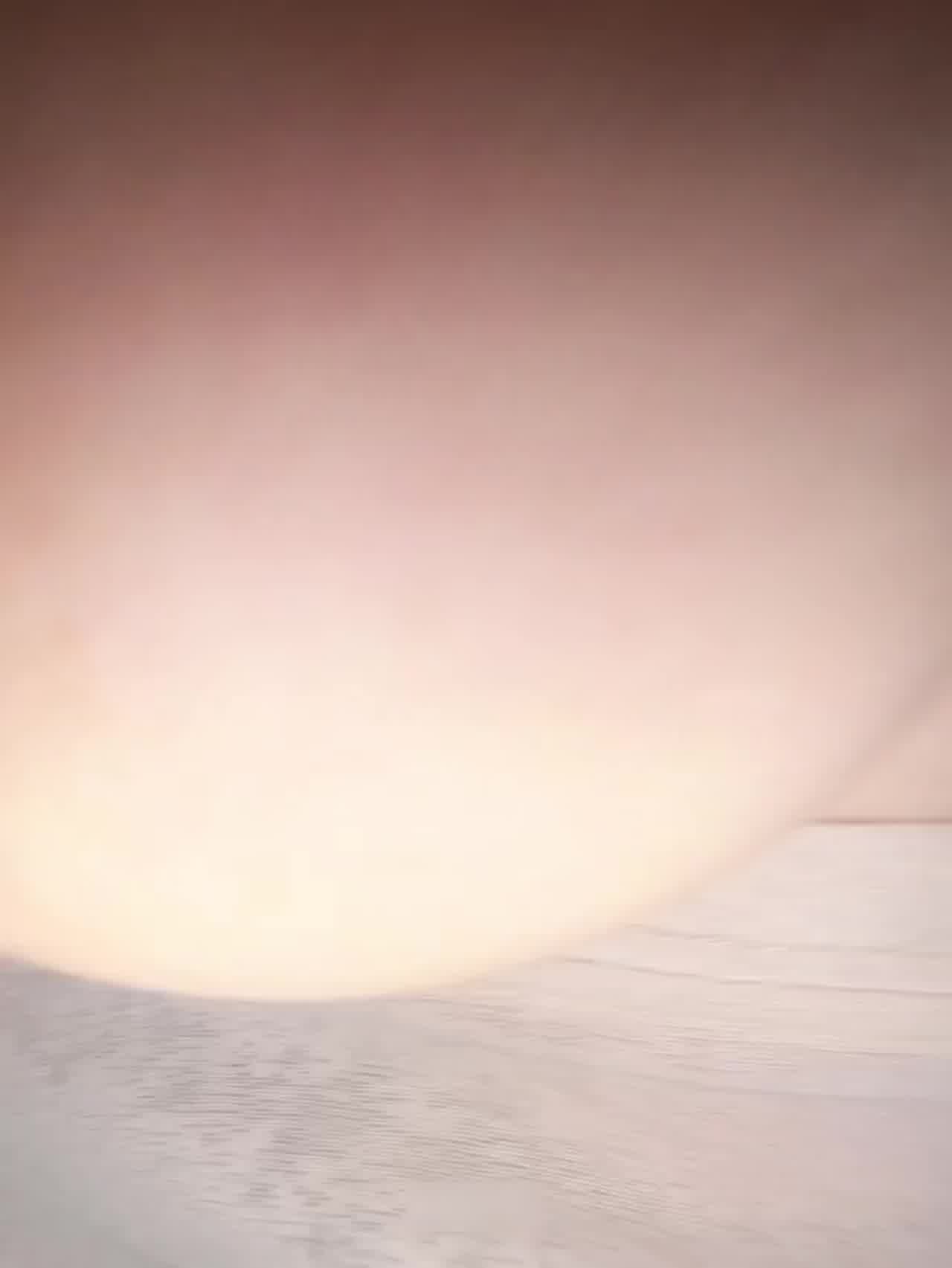  自购推特巨乳女神-“我在你胸上写我ID，风骚少妇背着老公漏出两个巨乳勾引，直接把鸡吧夹在胸间，骑上位 的剧照4