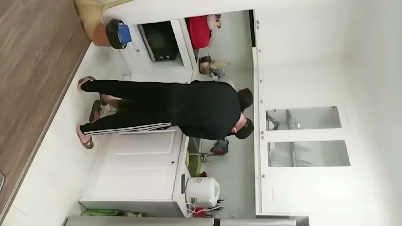  去兄弟蹭饭，顺便把兄弟老婆操了，等我老公回来怎么办 的剧照1