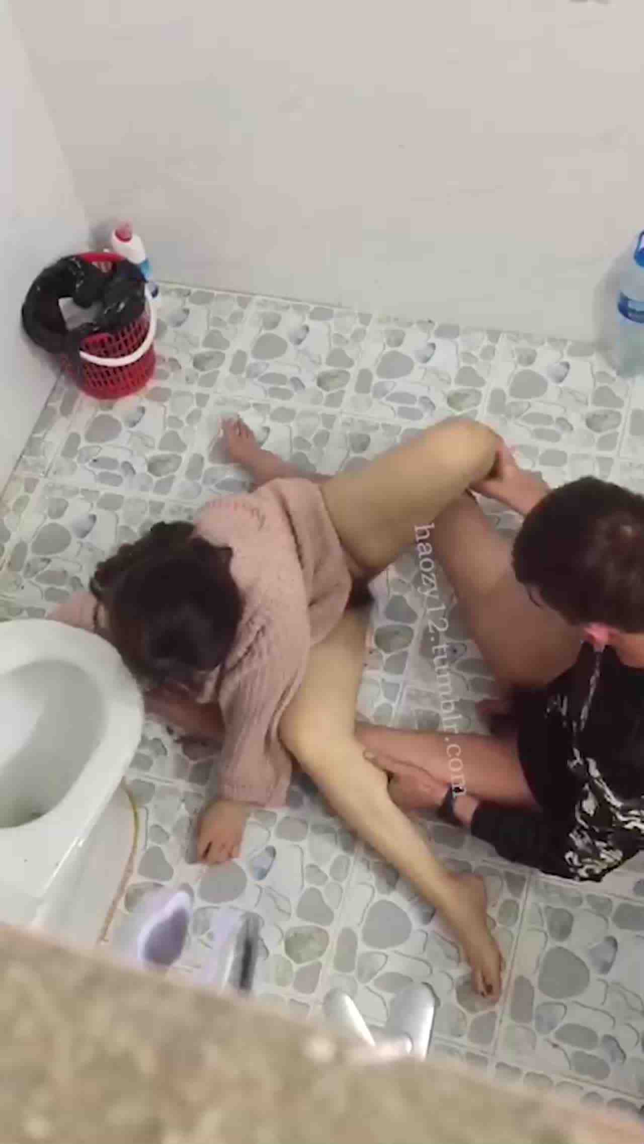  喝醉的美女趴在马桶上吐，来个捡尸的屌丝男把她内裤脱了想上她 的剧照7