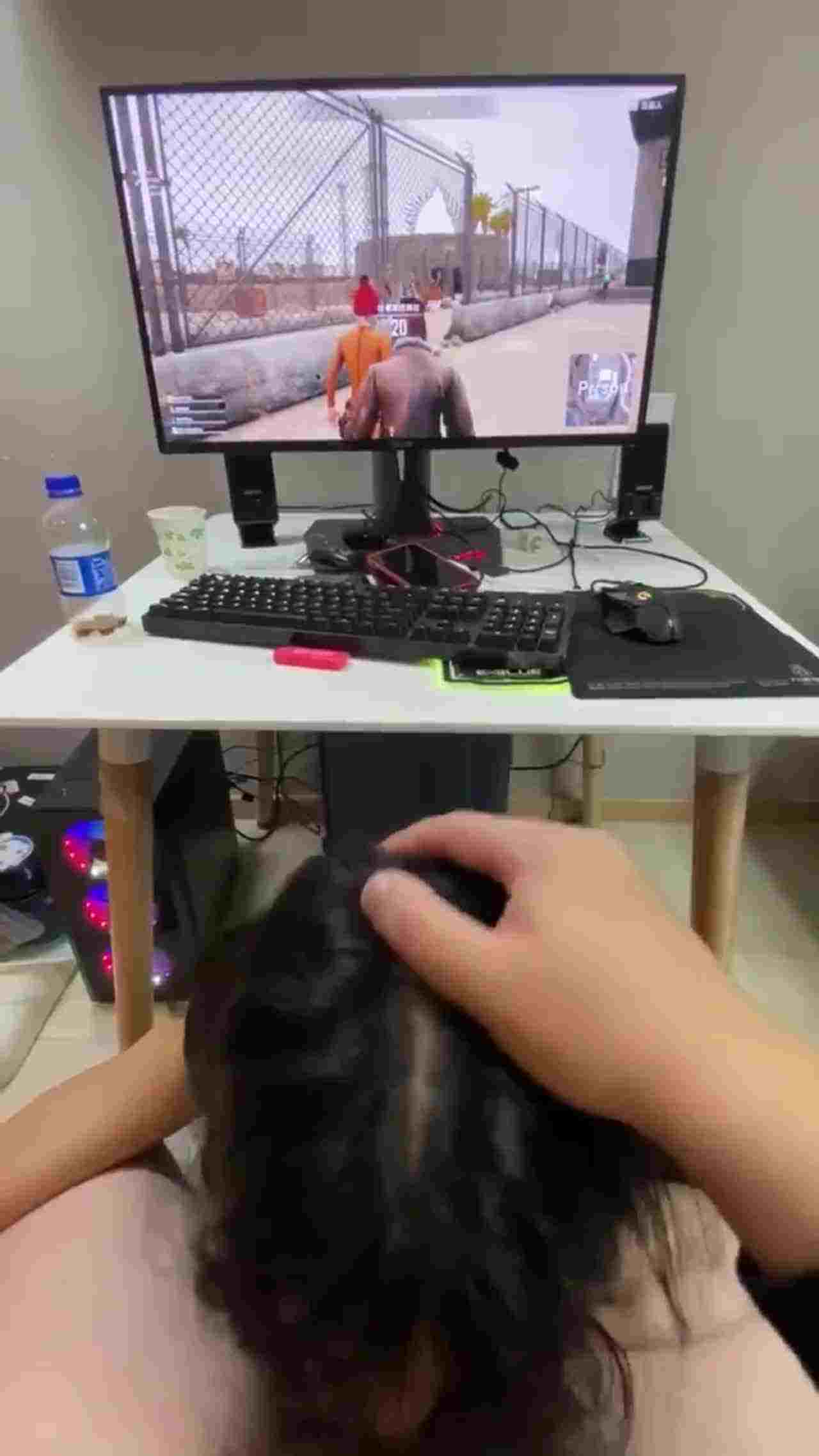  怕女友寂寞也让她一起吃鸡 的剧照4