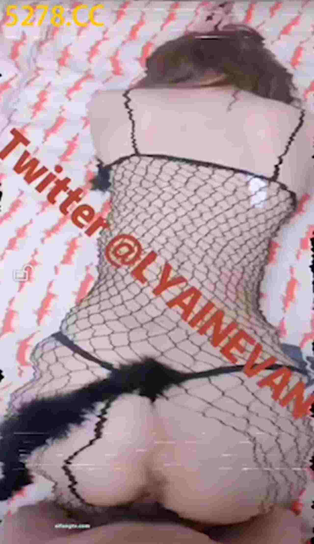  极品正妹和男友性爱私拍，深喉跪舔情趣黑丝啪啪完美露脸 的剧照1