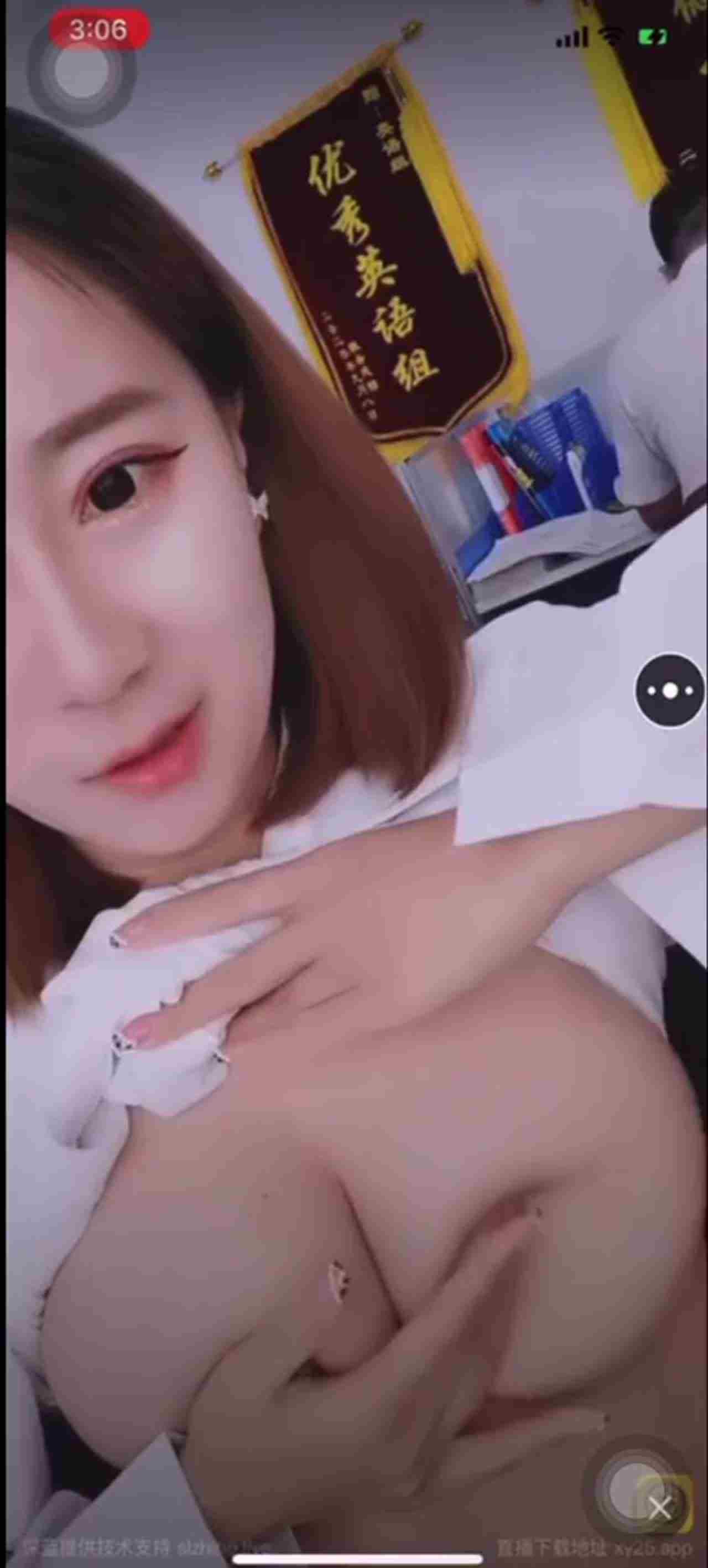  英文老师在办公室边改作业边黄播 的剧照5