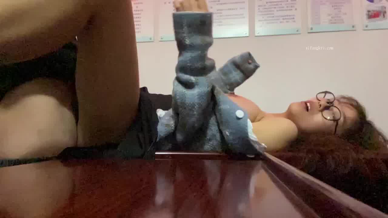  办公室激情十个眼镜九个骚还有一个是闷骚型 的剧照9