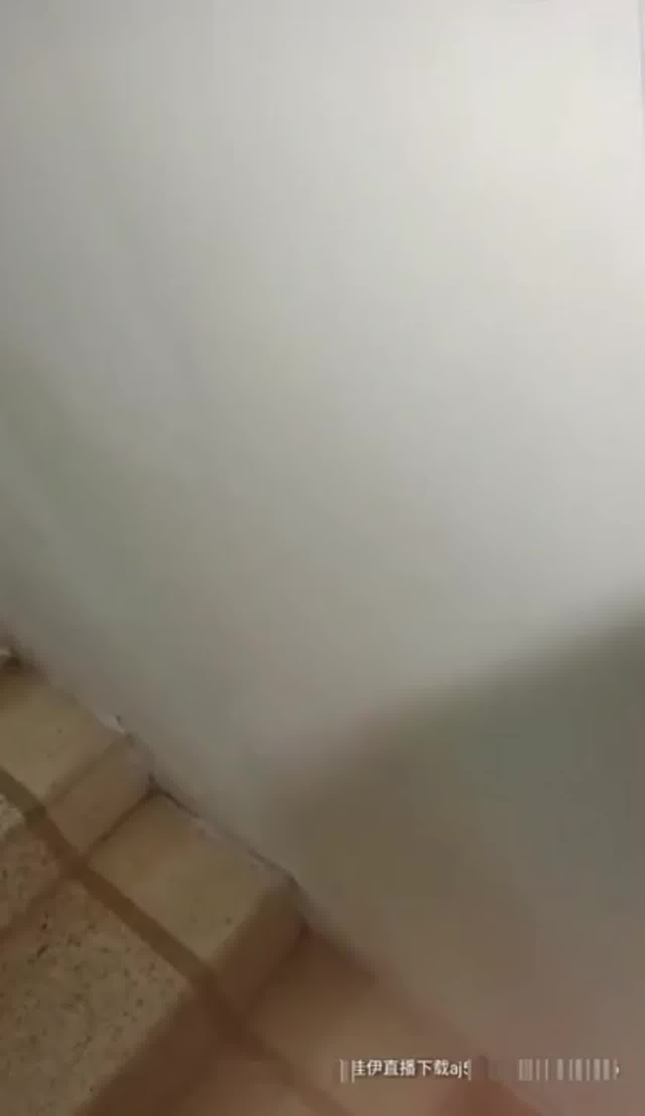  野狼出击 两个老铁吃消夜搭讪隔壁台的小姐勾搭上了带回家干 的剧照4