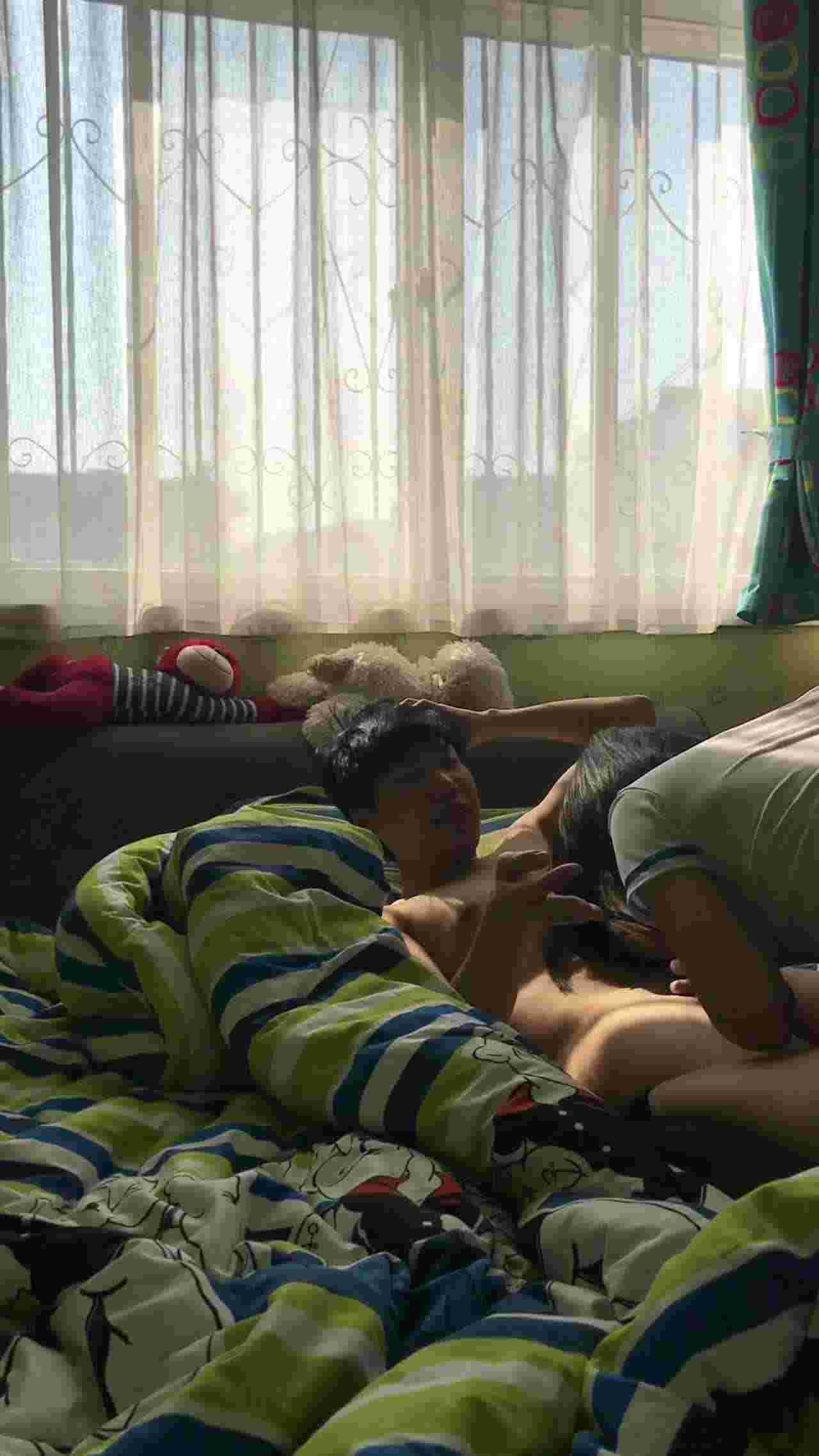  高颜值空姐女友穿着黑丝被我操 的剧照3