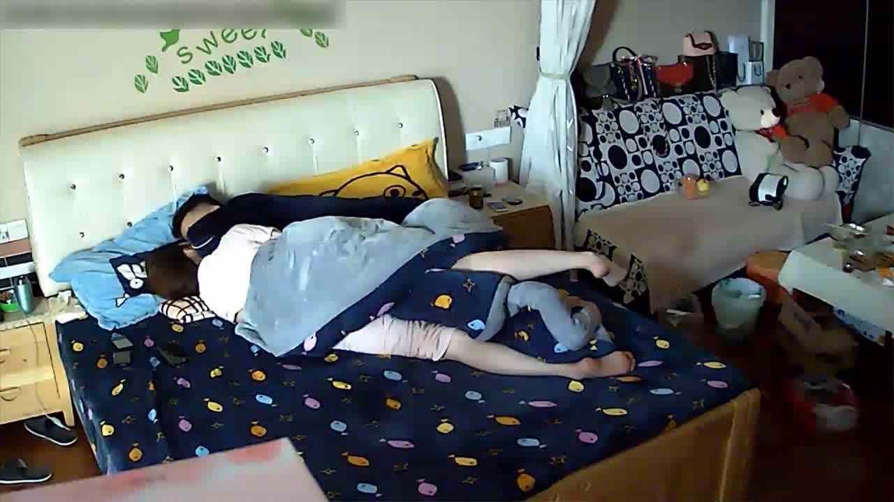  居家真实偷拍 高颜值气质范性感美女午休时被男友扒掉内裤各种姿势操逼 的剧照10