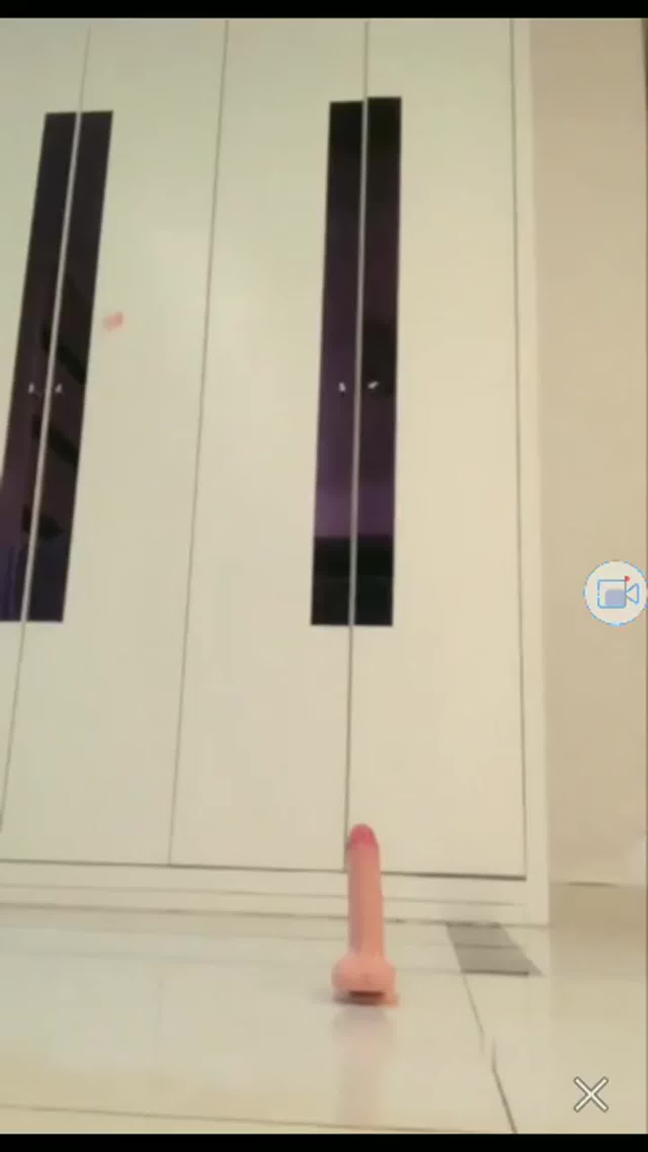  漂亮小可爱假大鸡巴自慰 的剧照4