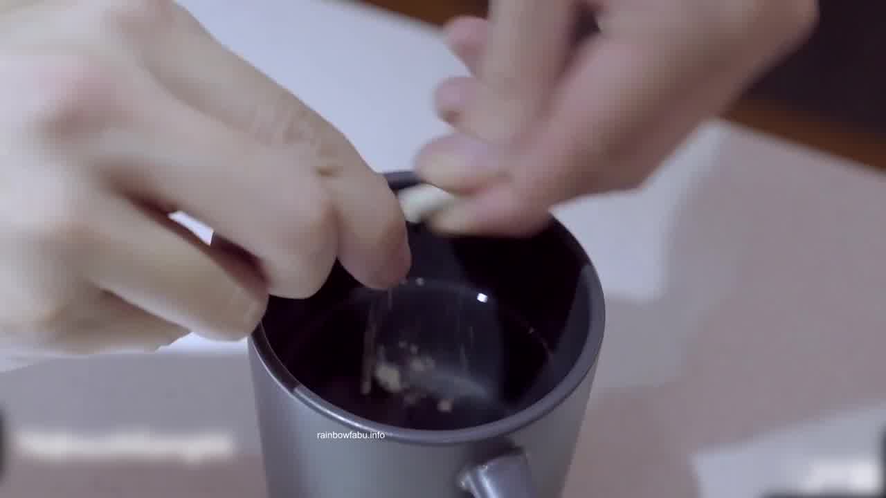  【小编推荐】巨乳妙龄女神【乐乐】下班回家途中被电车痴汉尾随趁她熟睡进屋强行交合嘴说不要却迎合着高潮 的剧照4