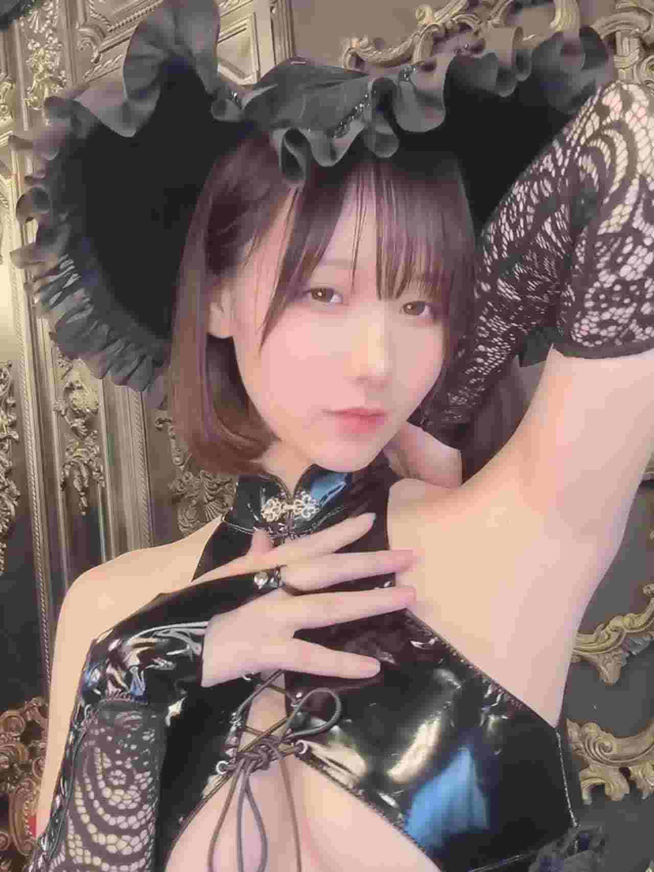  福利姬 短发清纯正妹美臀爆乳装情趣诱惑 的剧照1