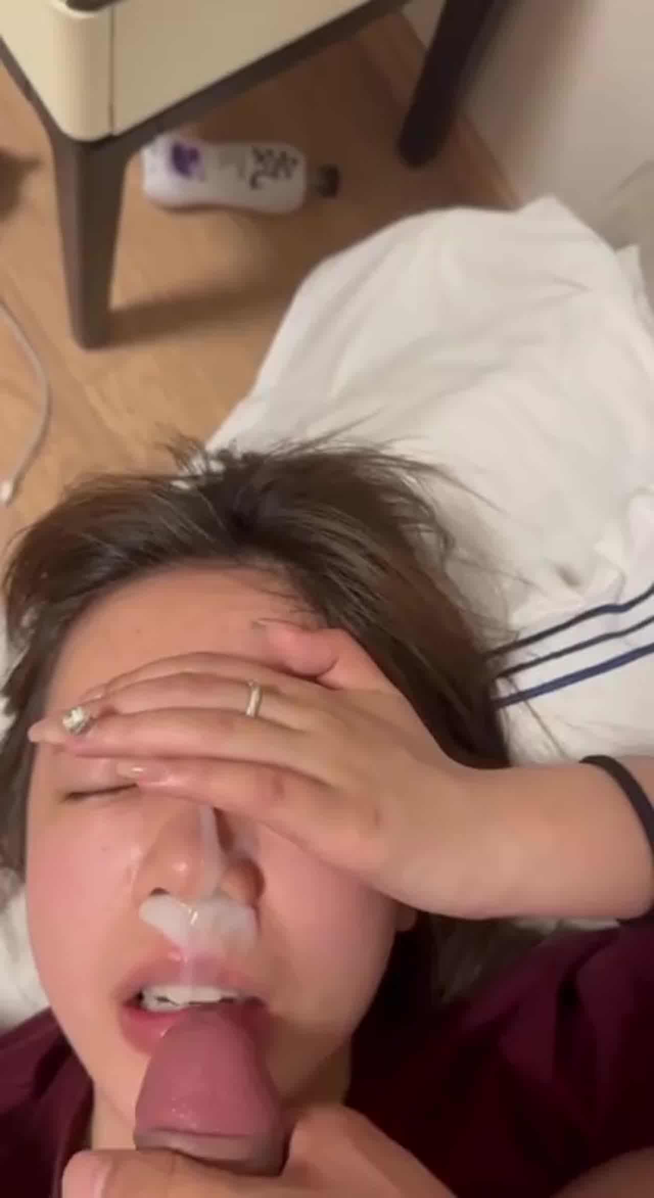  嗳呀! 精华都射到鼻孔里了啦!! 的剧照3