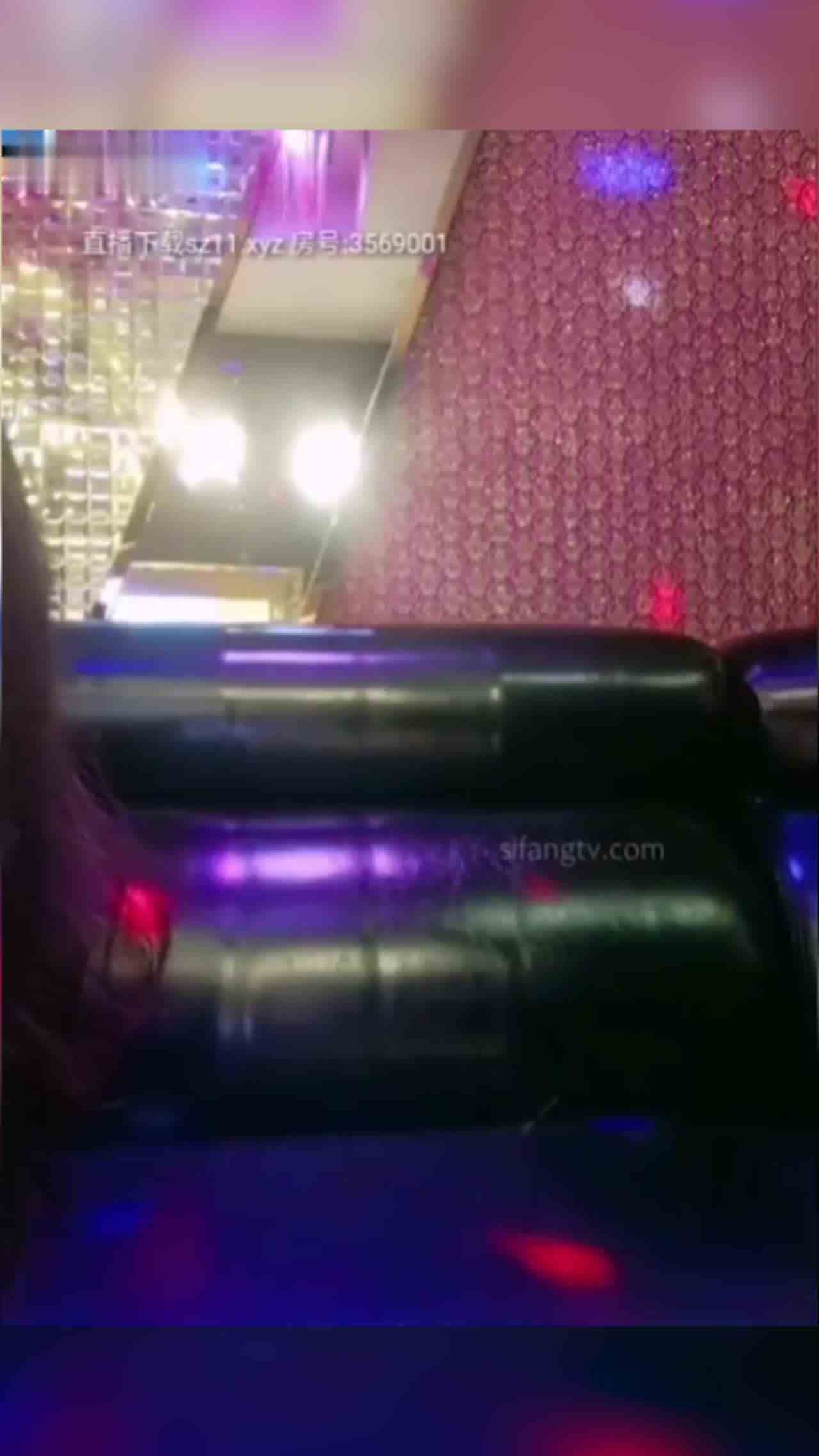  KTV骚女护理妹勾引服务生操骚穴 的剧照9