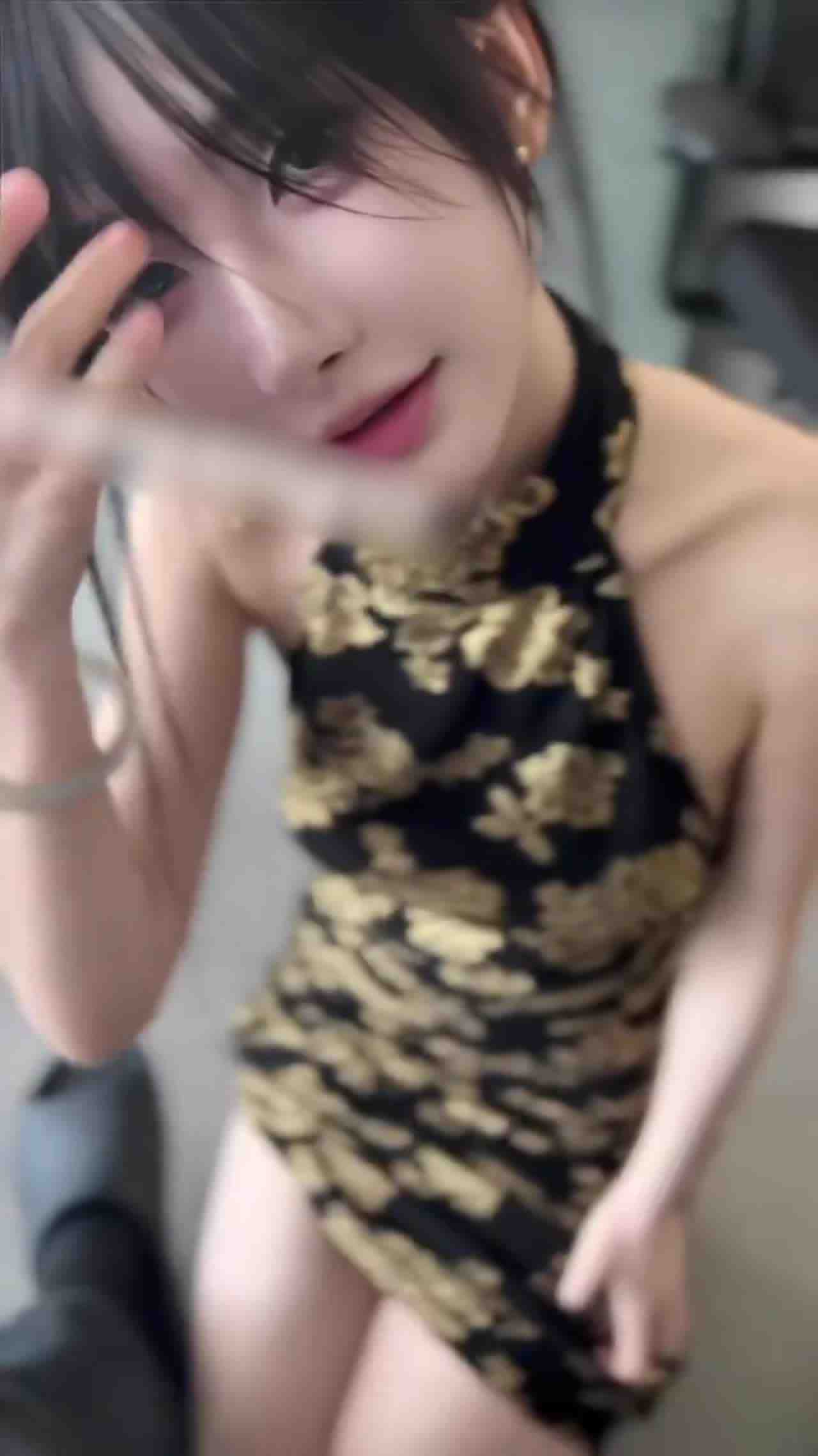  旗袍妹服侍大哥舔吸鸡巴 的剧照7