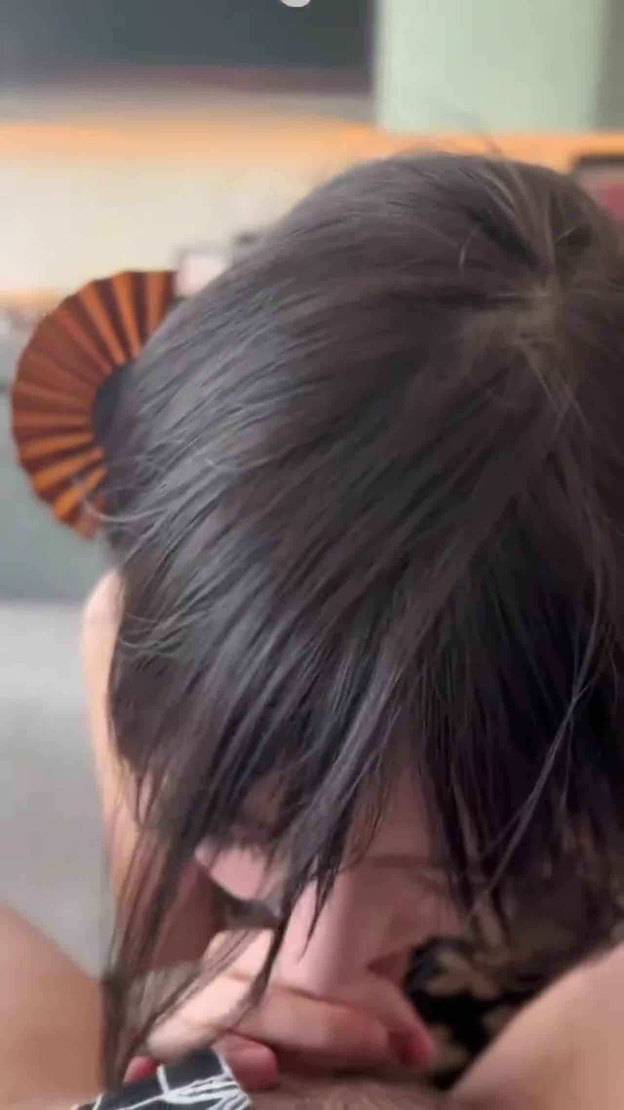  旗袍妹服侍大哥舔吸鸡巴 的剧照8