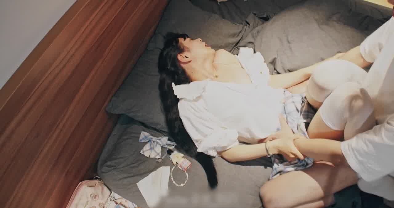  Jk白丝萝利害羞无套时表情超色 的剧照1