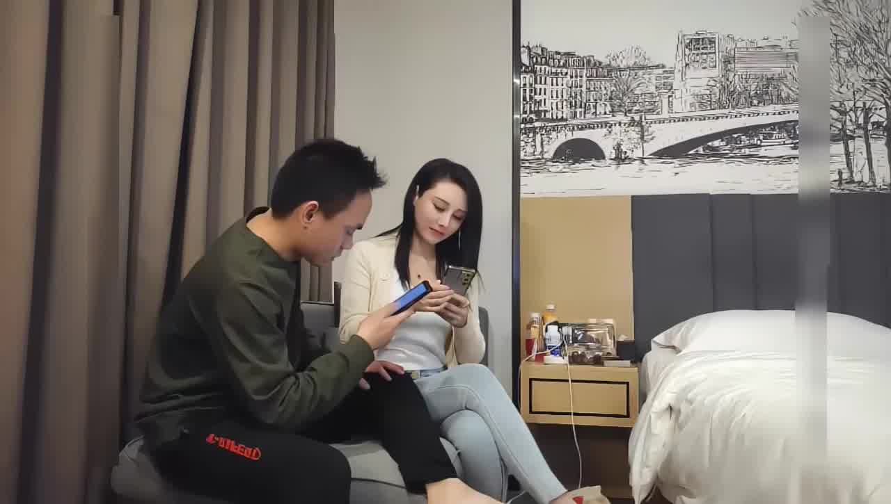  极品颜值骚气御姐‘哥哥我会夹，卧槽你太厉害了’艹得大奶晃呀晃‘啊你又长又直，太深了顶到里面了’ 的剧照4