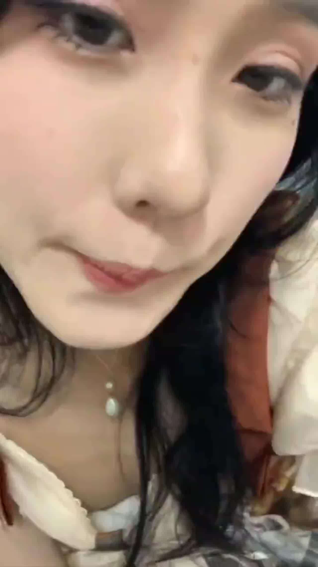  嫩妹帮哥哥舔鸡鸡这口活一定很爽 的剧照7