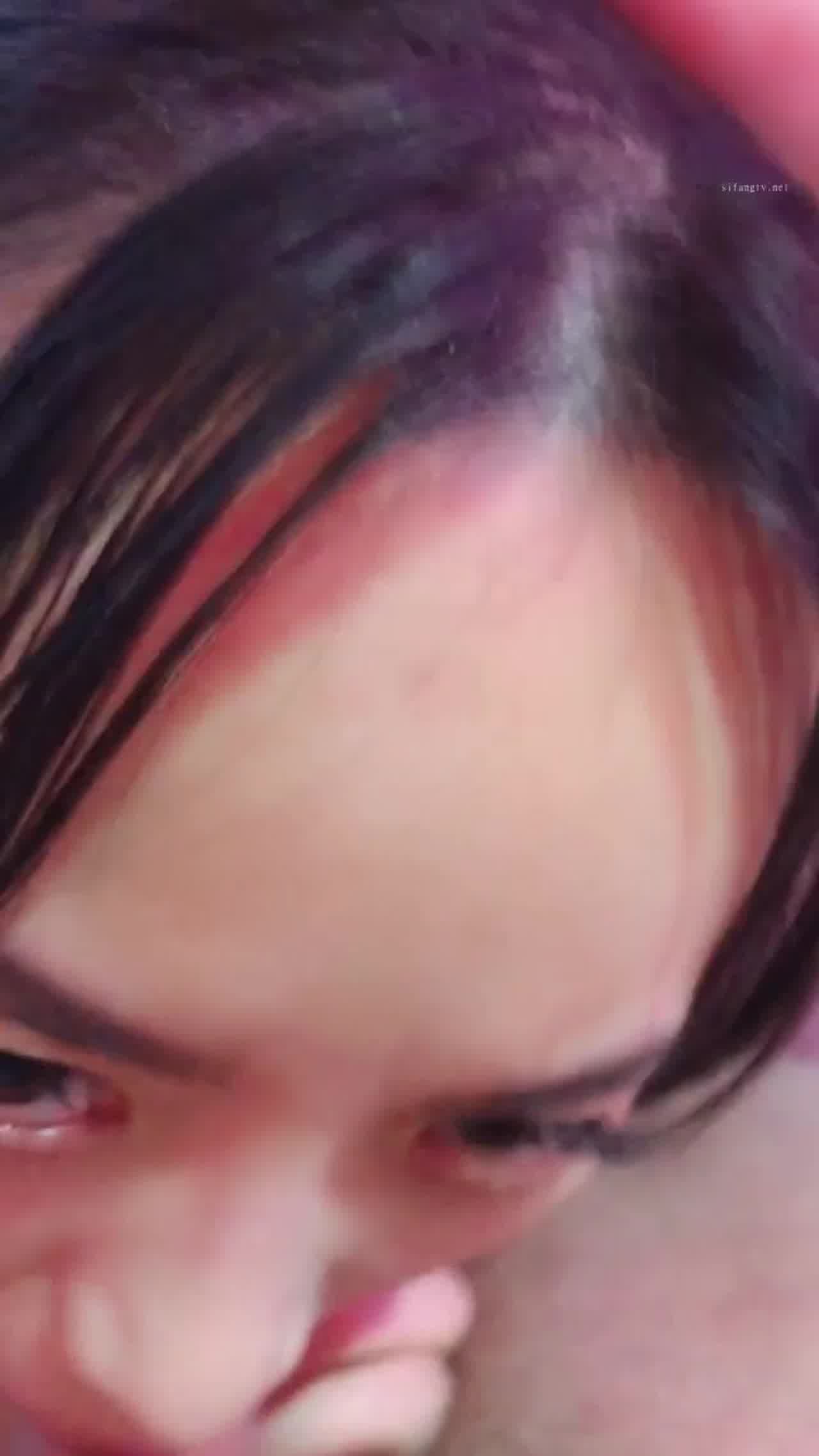  美貌身材女友不脱内裤丝袜抽插 的剧照1