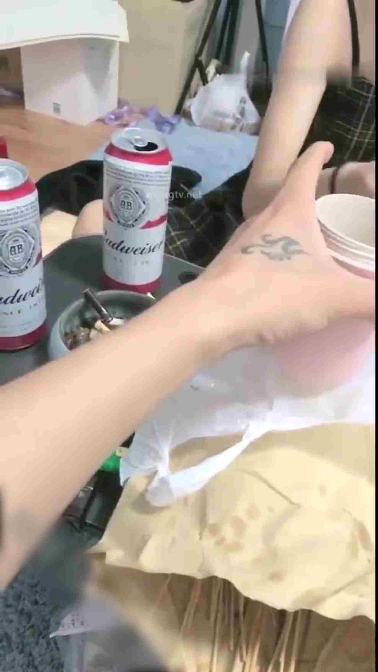  把短发妹子灌爆 趁机把女人骗上床 的剧照5