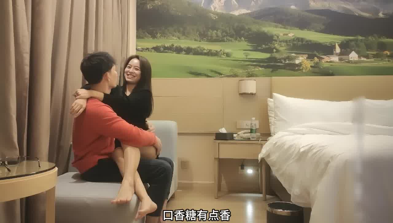  极品外围小姐姐，魔鬼身材激情如火，白虎馒头穴‘哇你好大好粗，摸我的有点想要，你也太能干了’ 的剧照4