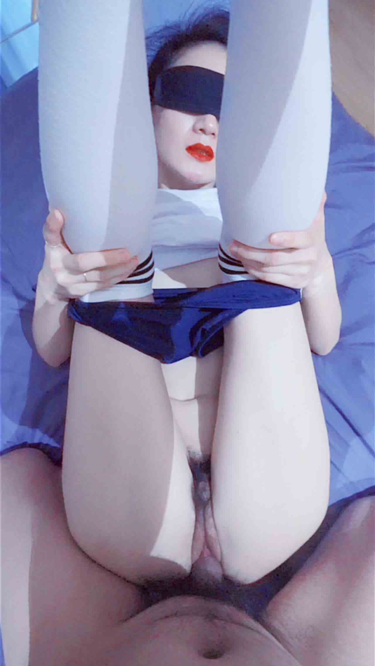  学生装蒙眼被操 的剧照4