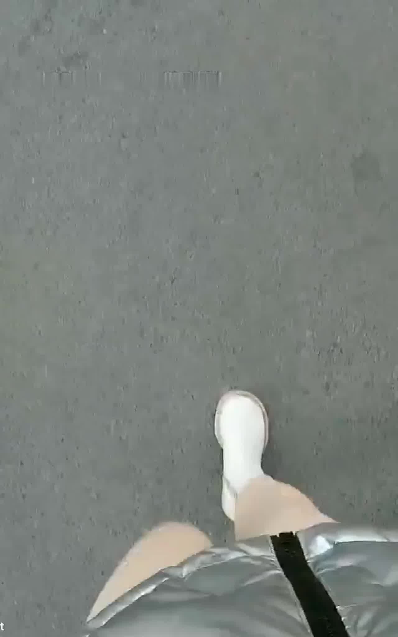  00后丰满小骚比乡村扶贫勾引大爷公共厕所内啪啪打炮大爷有口福真实勾搭 的剧照4