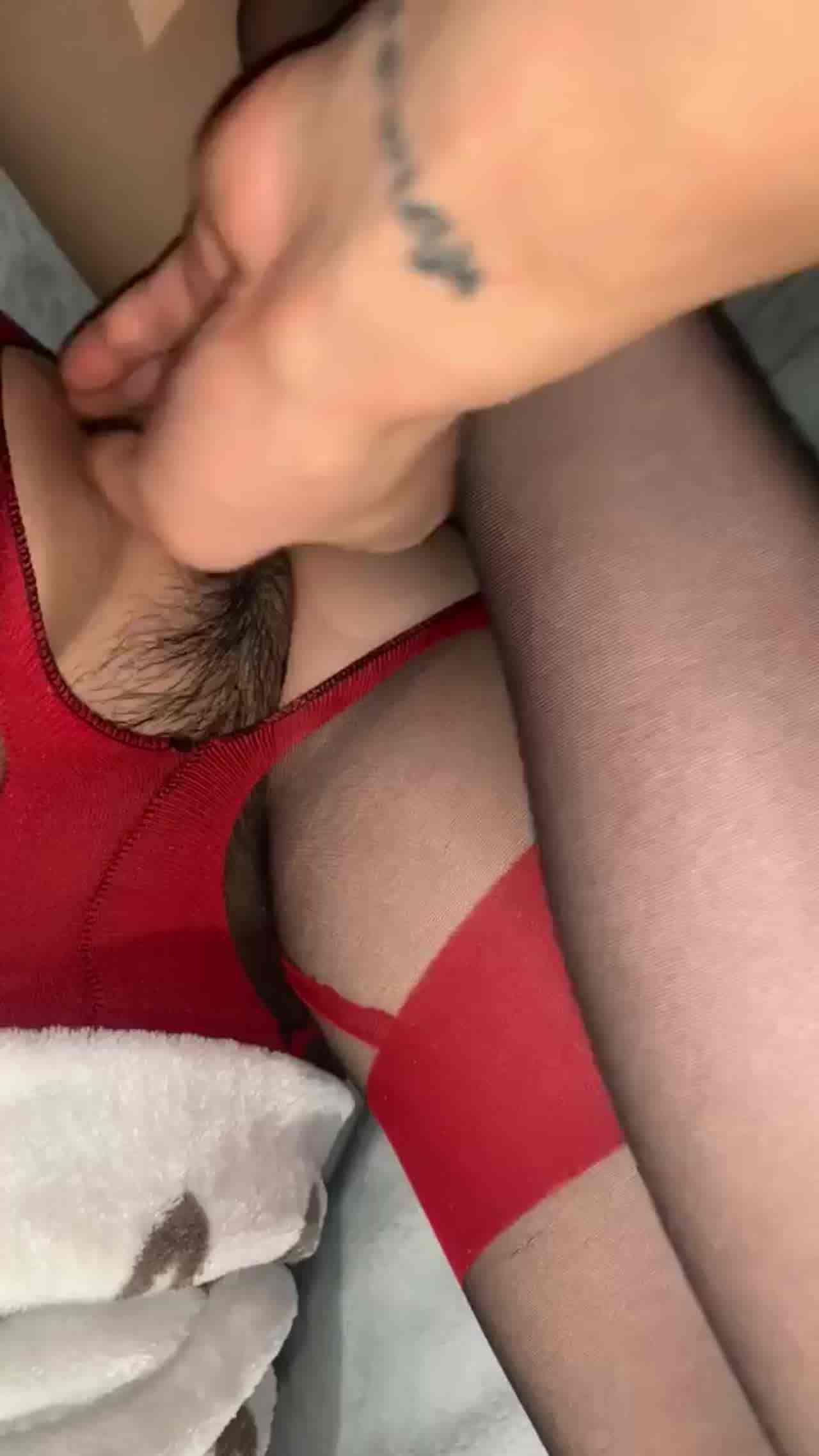  骚逼女友黑丝足交差点忍不住了 的剧照3