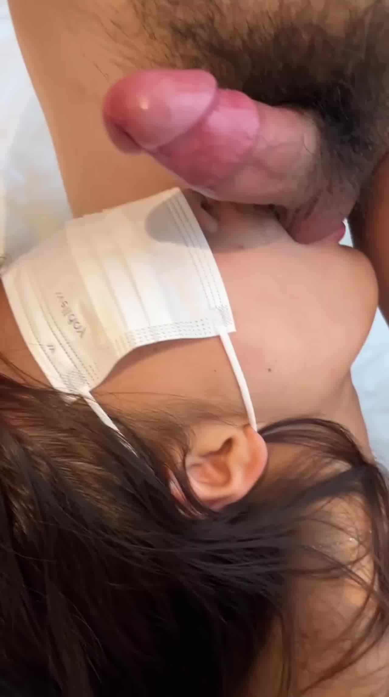  【不仅3p被俩体育生操，还被站起来蹬】长清大学黑丝aj姐，跪下舔兄弟鸡巴时候，直接站蹬后入 的剧照6