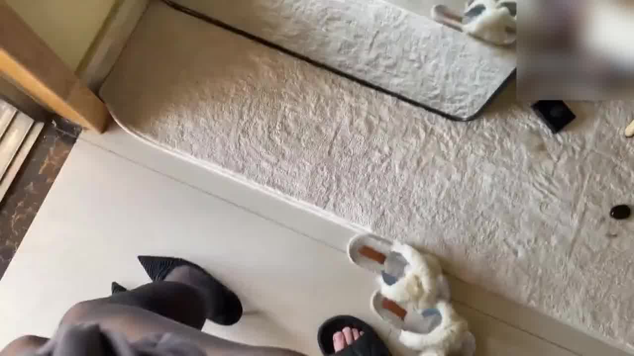  对镜子不停搔首弄姿，内射中出！ 的剧照3