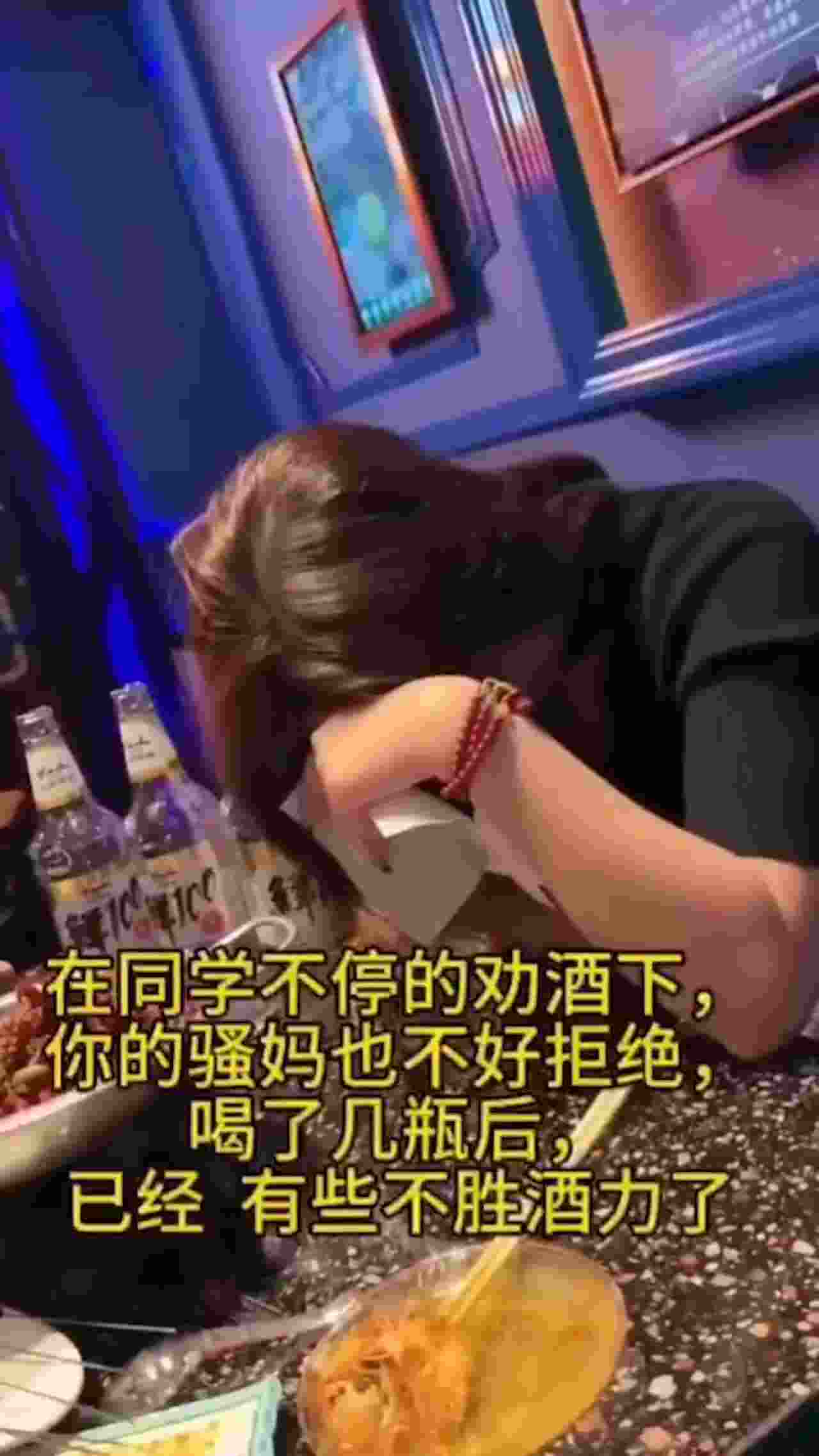  在同学家沙发上强操骚妈 的剧照4