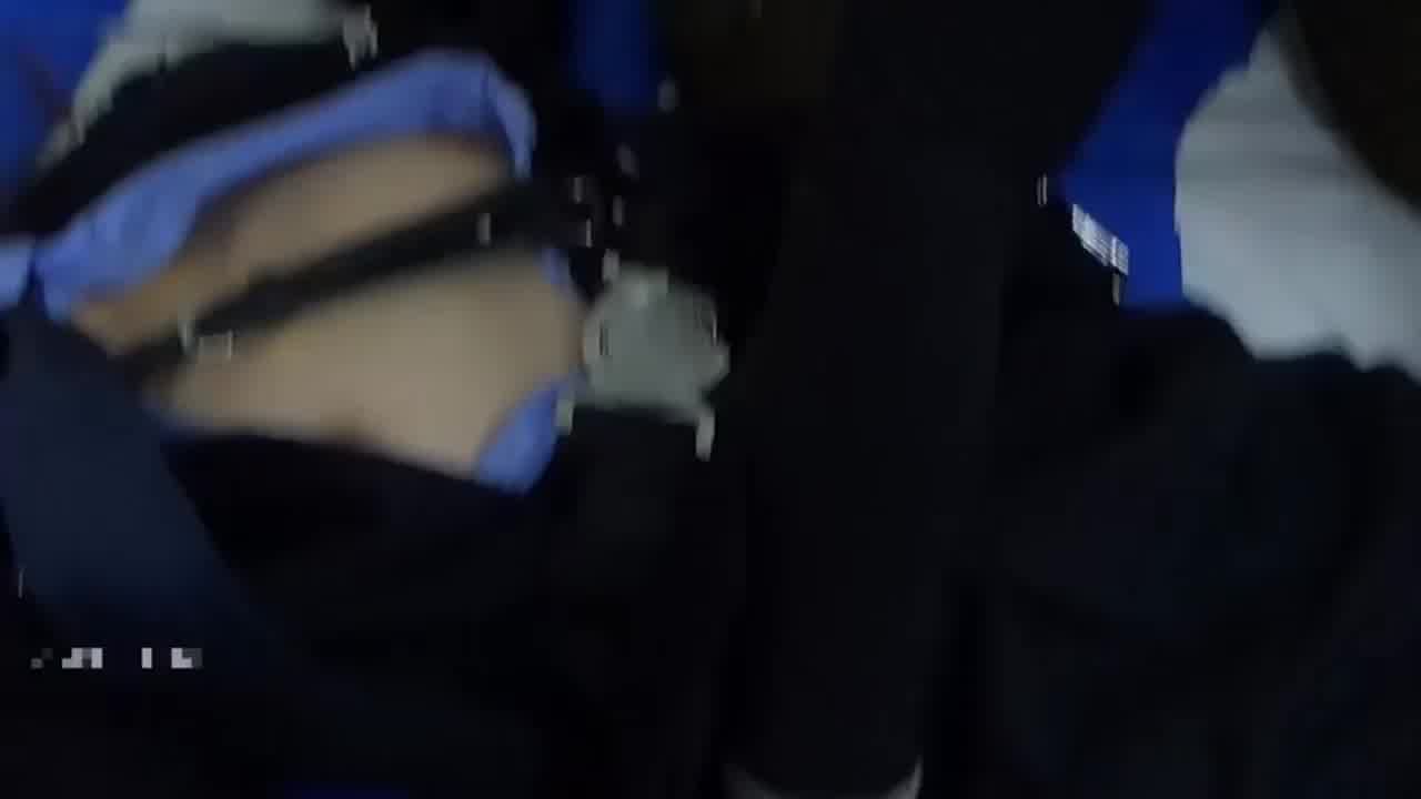  长靴丝袜女警昏迷被歹徒猥亵脱掉警裙丝袜迷奸 的剧照8