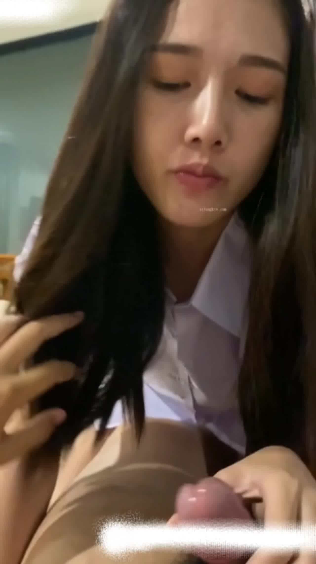  国外小秘书又来陪老总了，有这样的秘书老板天天不回家 的剧照10