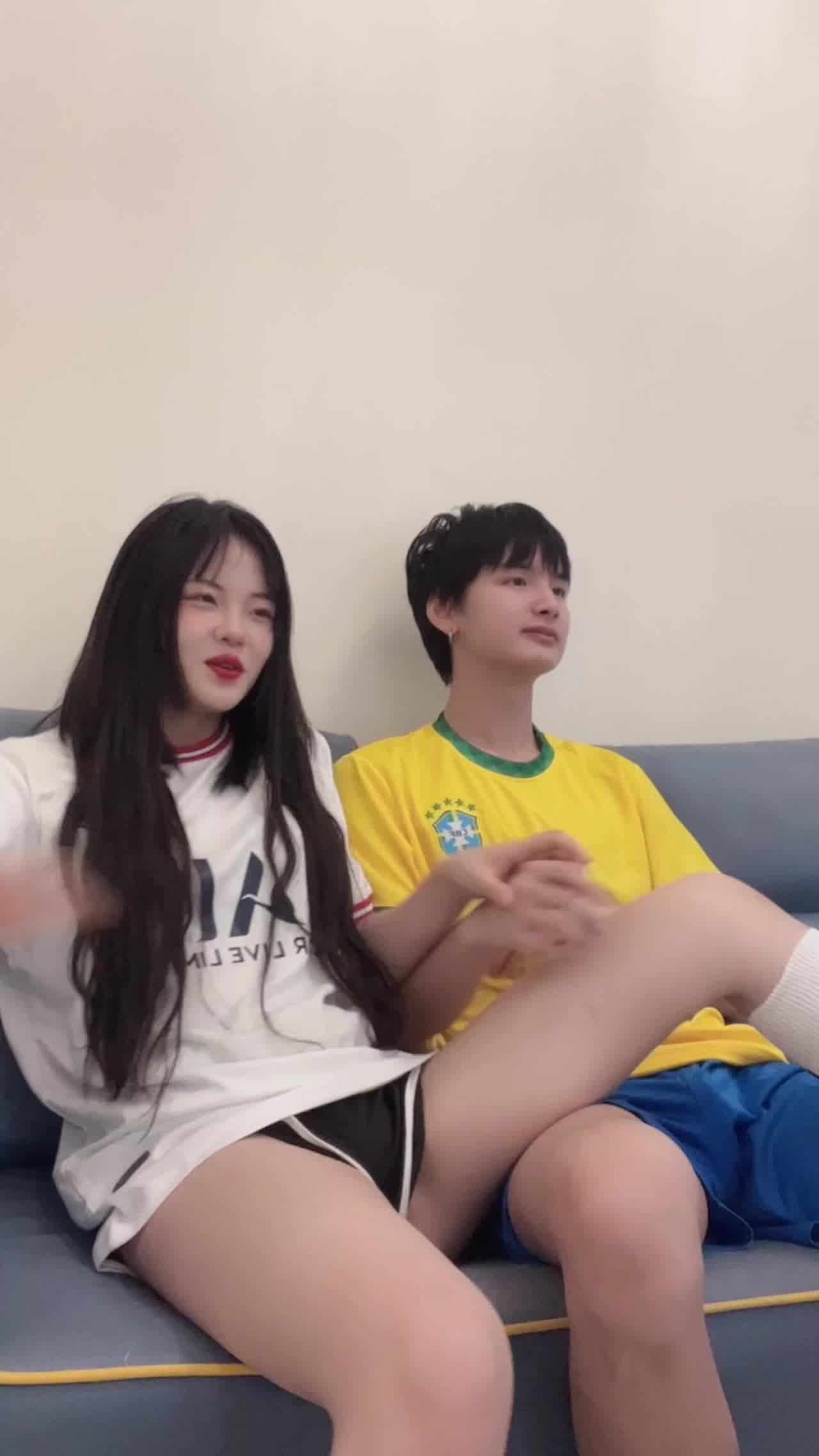  原创 牙牙 约大学同学来家里看球结果喝开了 的剧照6