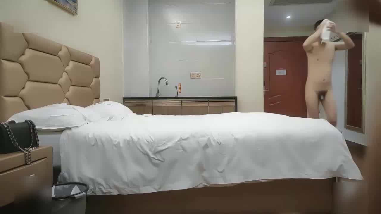  极品良家外围，被电话查岗，我男朋友不知道我做这个，床上骚话不断‘我要来了，射我骚逼里’操的不停抽搐！ 的剧照8