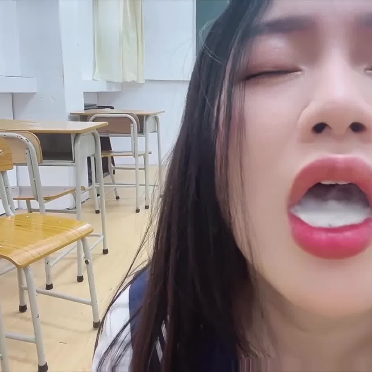  爆草妹子高潮射他一脸 的剧照5