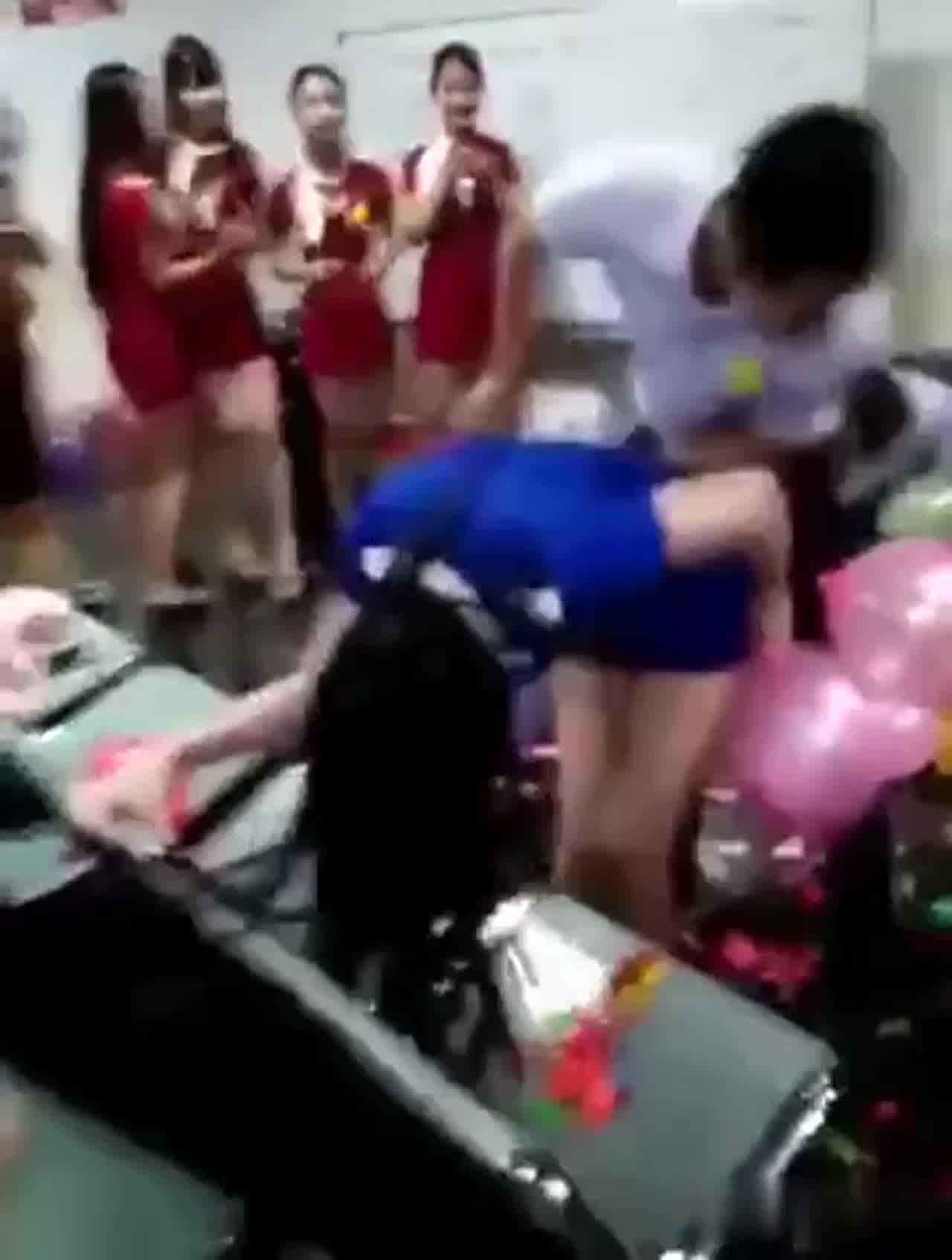  后入爆气球比赛小姐姐怕走光 的剧照1