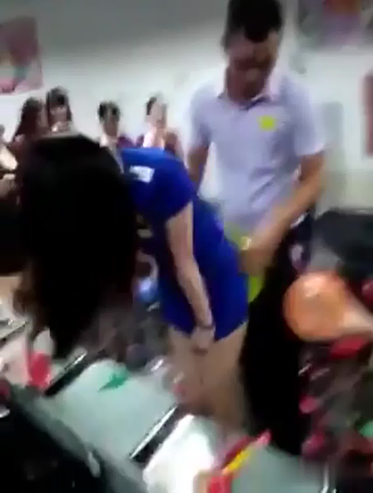  后入爆气球比赛小姐姐怕走光 的剧照3