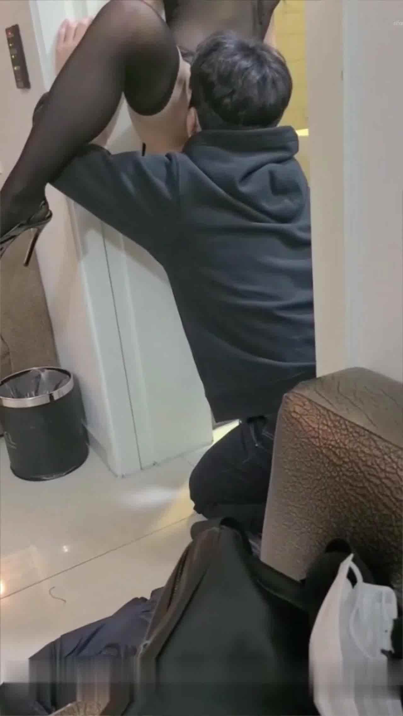  【人妻母狗】约炮小学弟，老公在一边拍摄，口交舔穴抠逼，加速舒服猛砸骚穴，嗷嗷乱叫，爽的不要不要的！ 的剧照5