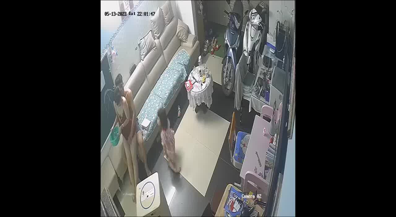  监控破解-在小女儿面前做爱，性欲那么大幺，真是不称职的父母 的剧照7