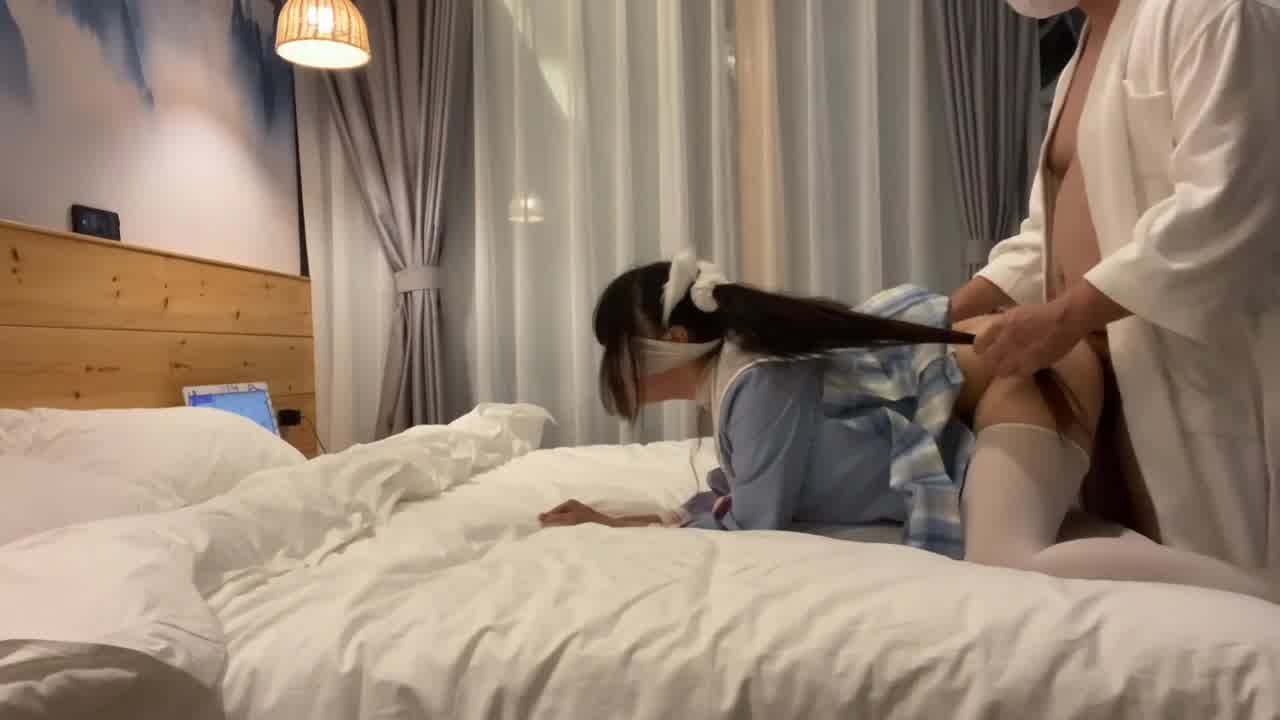  jk制服双马尾萝莉，酒店被无套中出精液全部从后面溜了出来！ 的剧照1