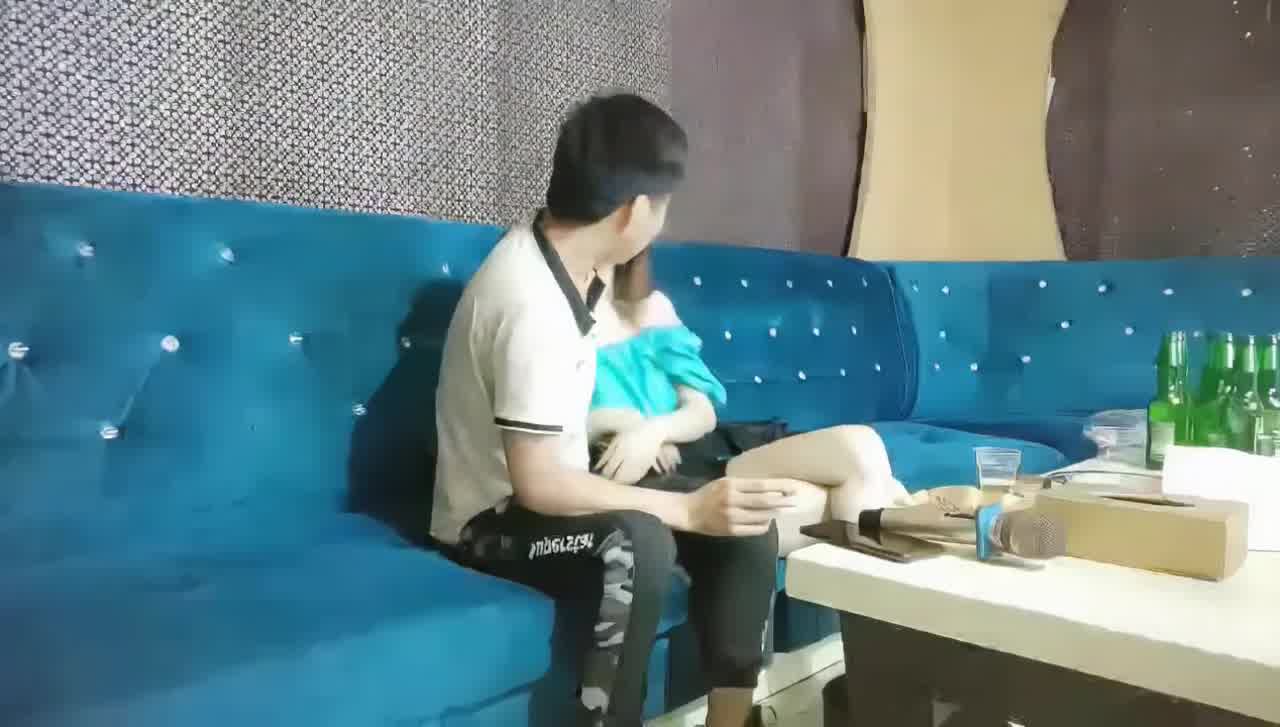  青春靓丽小姐姐，大长腿身姿曼妙，扶臀后入大吊猛烈撞击‘啊好舒服’歌声灯光映衬下啪啪双双高潮！ 的剧照4