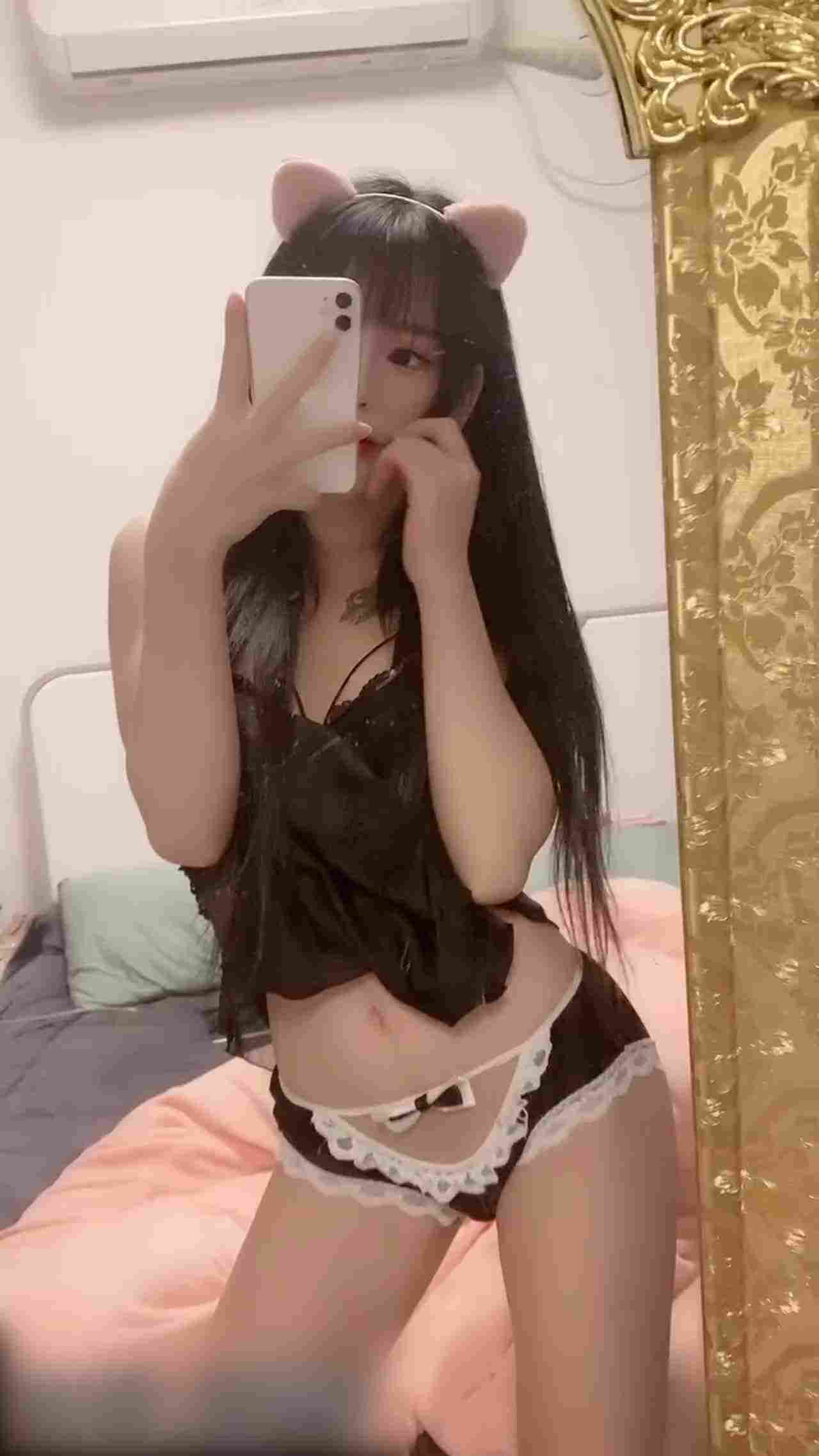  性感小猫猫自拍看自己的骚样 的剧照6