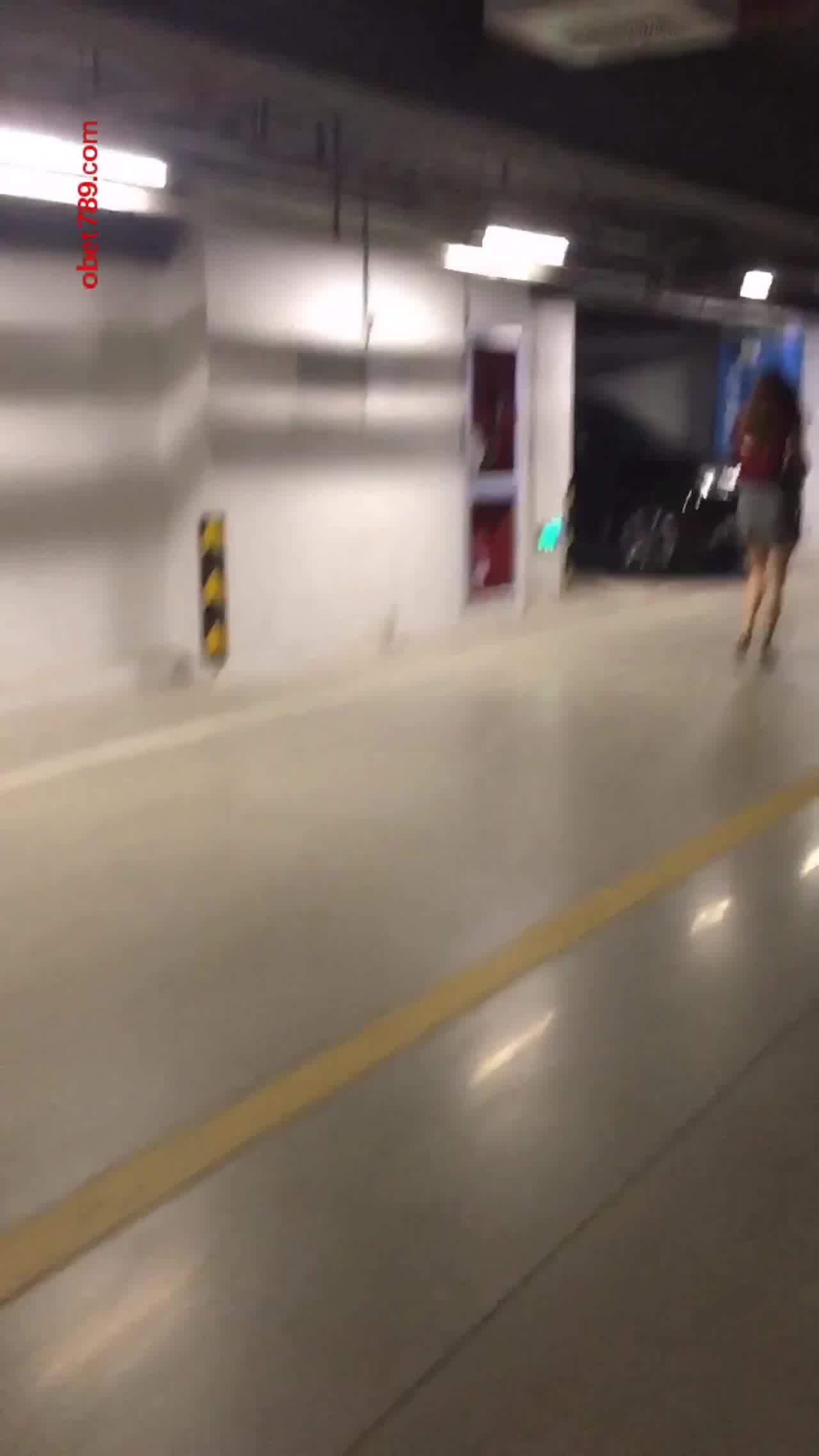  尾随偷拍气质颜值美女裙底风光 的剧照1