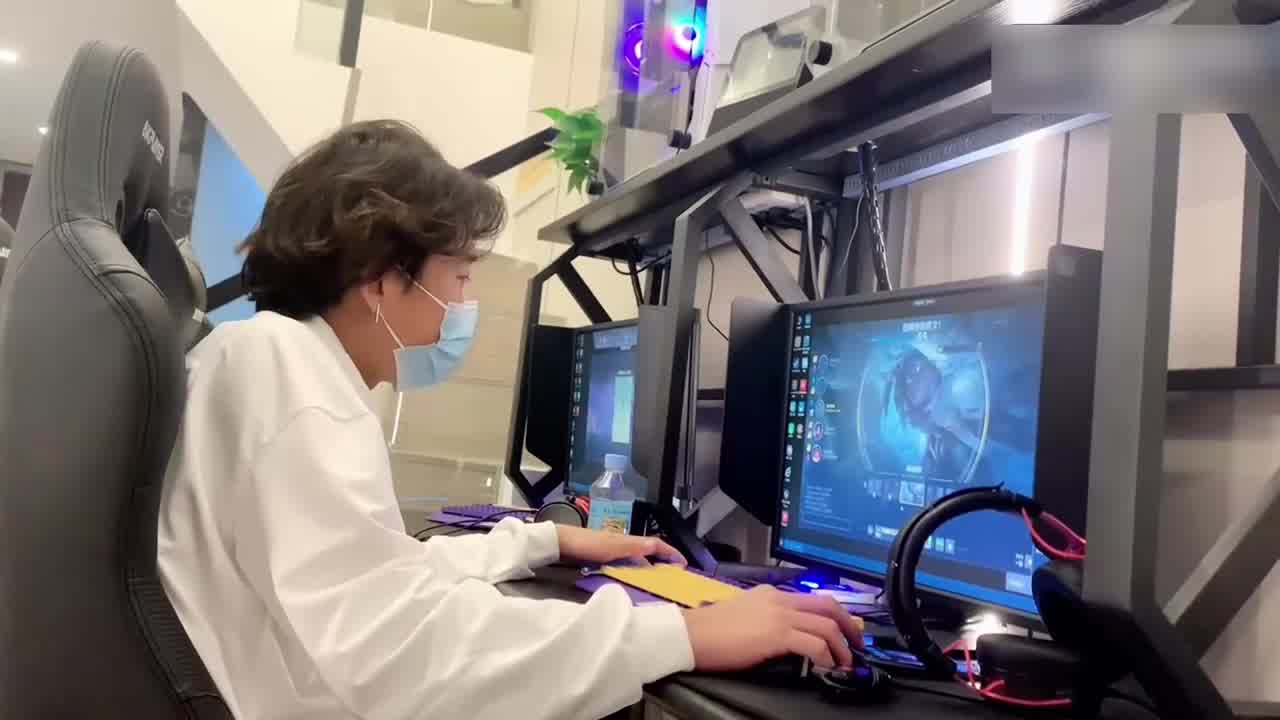  【琪琪】网瘾少年硬上女仆陪玩 的剧照7