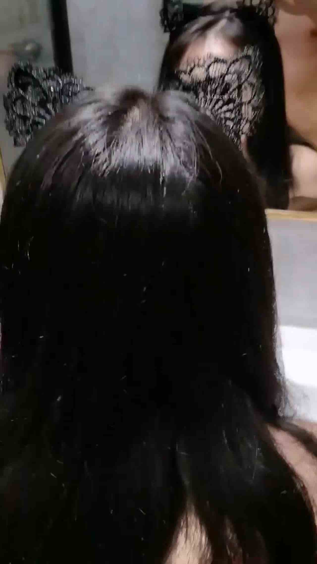  反差模特啪啪视频曝光，喜欢对着镜子做爱、深喉口交、从下往上舔JB，享受给快速抽插! 的剧照5