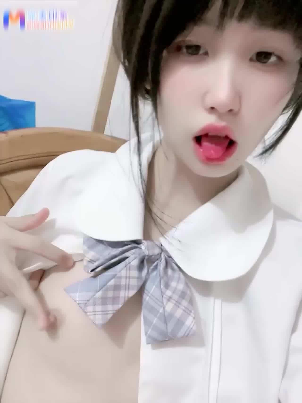  比心陪玩初次下海，粉穴jk小妹妹，娇滴滴让人欲罢不能，这样的小可爱谁不想拥有呢 的剧照1