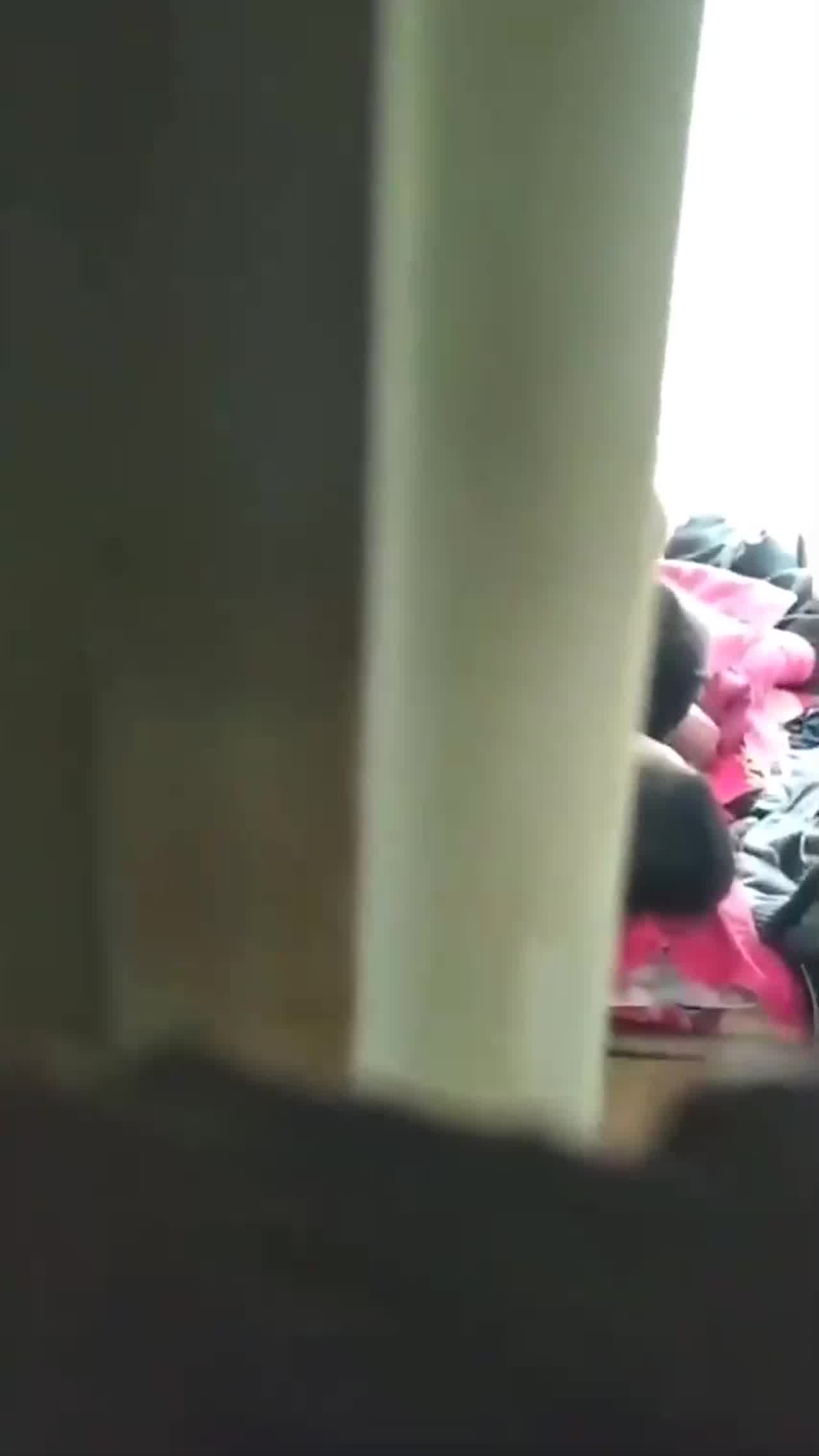  发现媳妇出轨了 媳妇还不知道 我受不了了 给我推一会儿_躲在衣柜里拍下媳妇与人出轨的视频 的剧照2