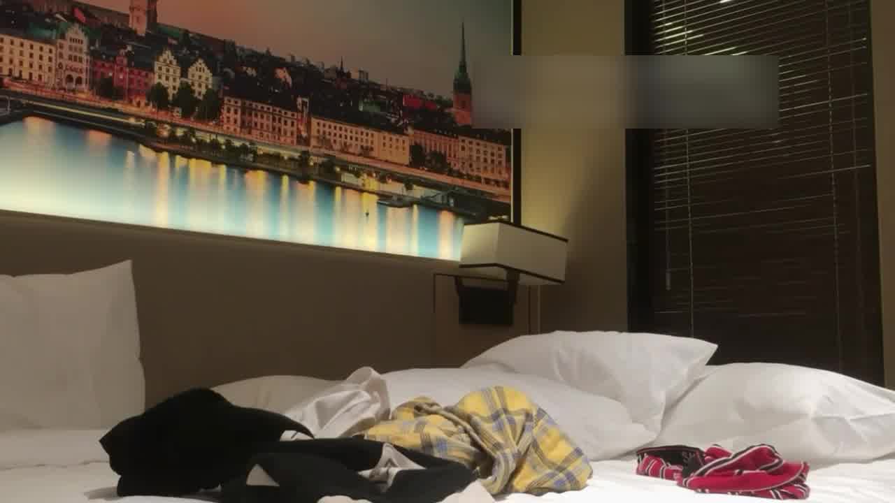  自购91look大神-约了个很有韵味的少妇，穿上ol白领黑丝主动骑乘，难受的说：你拔套就不能做了 的剧照1