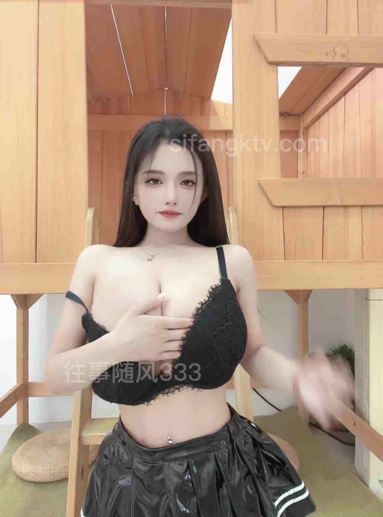  虎牙 爆乳正妹穿着学院风制服好性感 前凸后翘 口水狂流 的剧照2