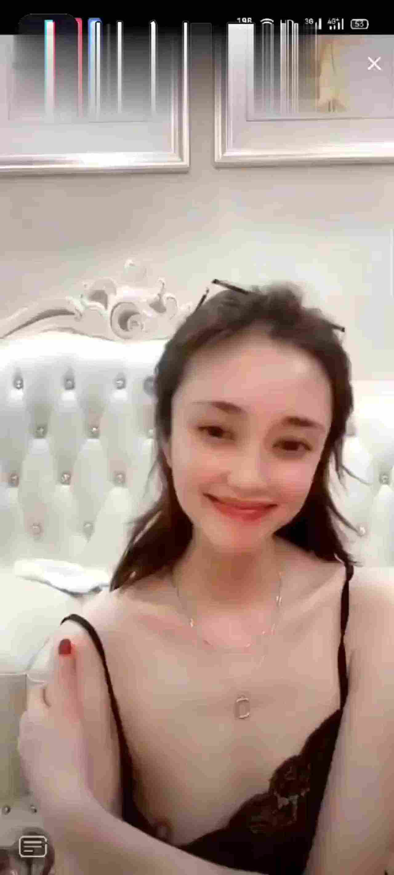  抖音走光系列-大胆露奶 的剧照1